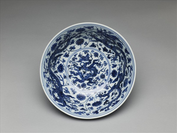 青花番蓮龍紋碗