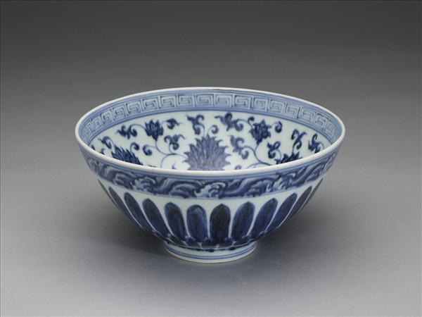 青花蓮瓣花卉紋蓮子碗