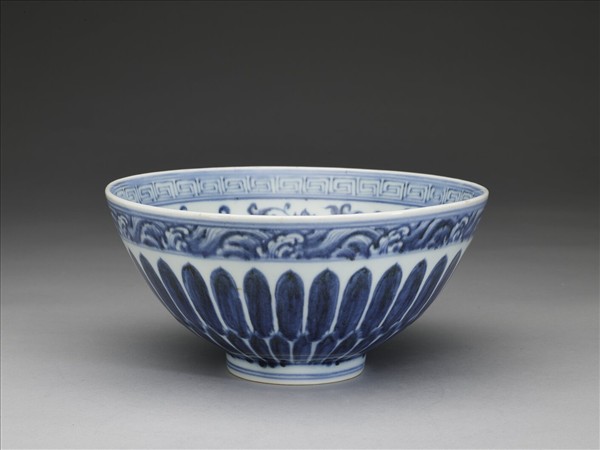 青花蓮瓣花卉紋蓮子碗