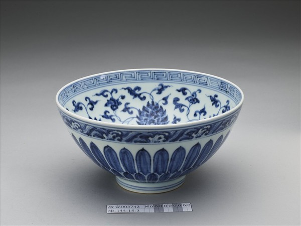 青花蓮瓣花卉紋蓮子碗