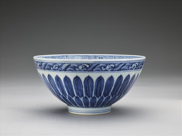 青花蓮瓣花卉紋蓮子碗