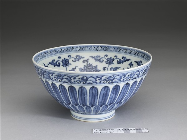 青花蓮瓣花卉紋蓮子碗
