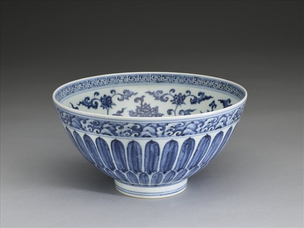 青花蓮瓣花卉紋蓮子碗
