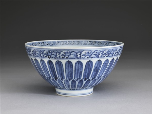 青花蓮瓣花卉紋蓮子碗