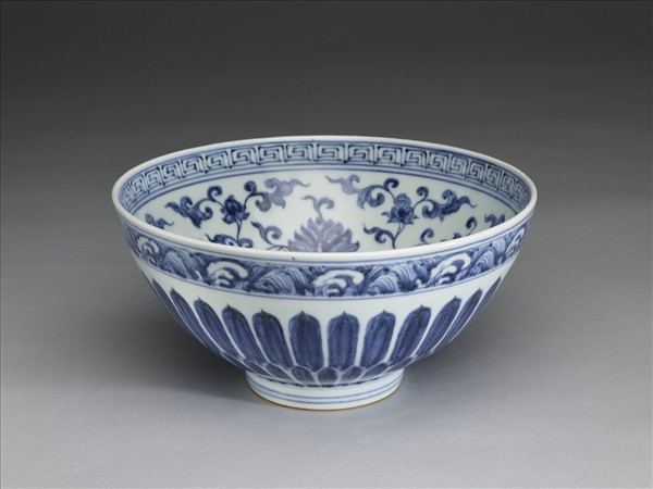 青花蓮瓣花卉紋蓮子碗