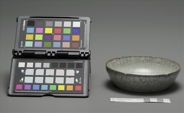 官窯 青瓷葵口洗 (「古」字銘)