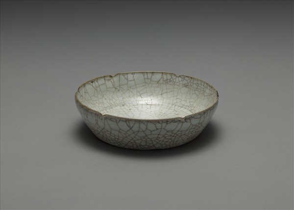 官窯 青瓷葵口洗 (「古」字銘)