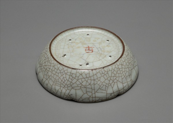 官窯 青瓷葵口洗 (「古」字銘)