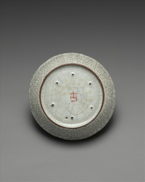 官窯 青瓷葵口洗 (「古」字銘)