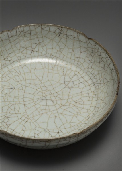 官窯 青瓷葵口洗 (「古」字銘)