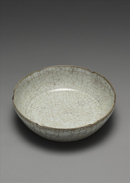 官窯 青瓷葵口洗 (「古」字銘)