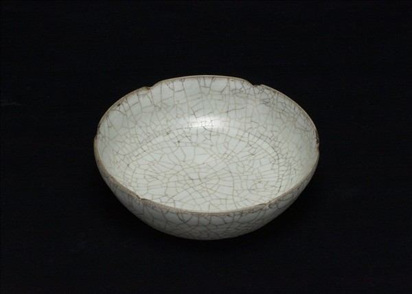 官窯 青瓷葵口洗 (「古」字銘)