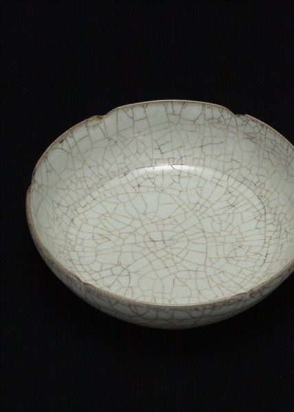 官窯 青瓷葵口洗 (「古」字銘)