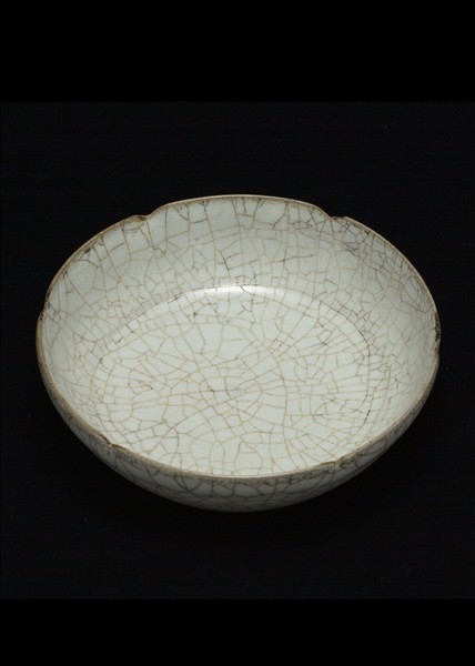 官窯 青瓷葵口洗 (「古」字銘)