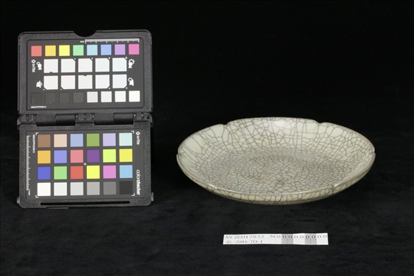 哥窯青瓷葵口盤