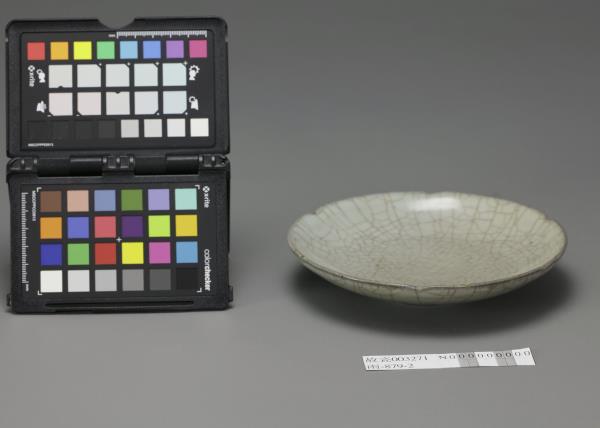 哥窯青瓷葵口碟