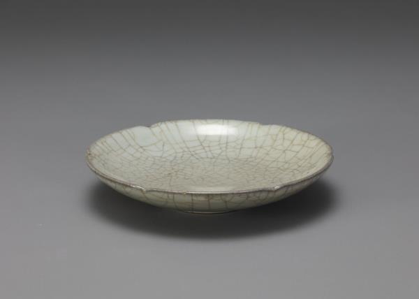 哥窯青瓷葵口碟