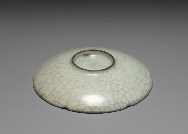 哥窯青瓷葵口碟