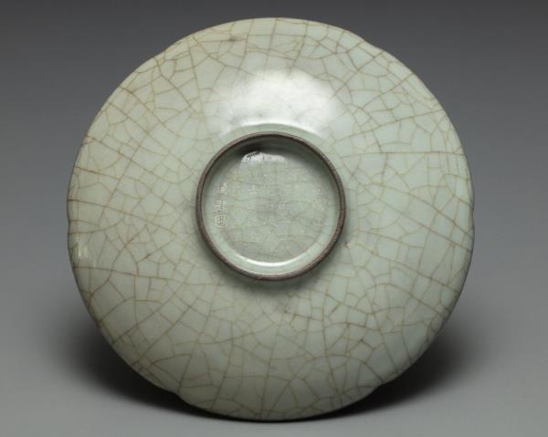 哥窯青瓷葵口碟