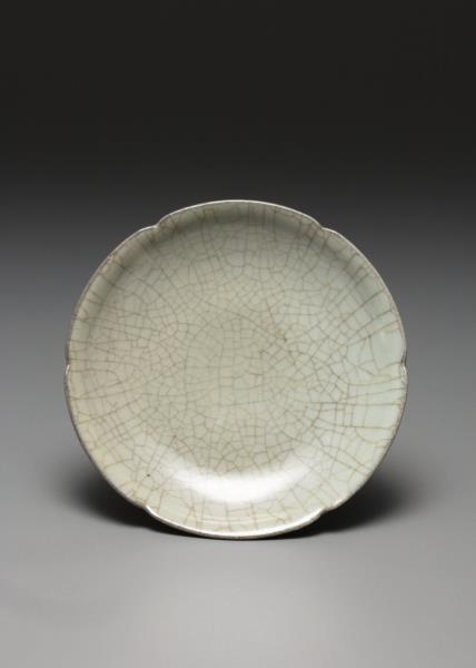 哥窯青瓷葵口碟