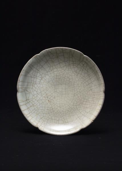 哥窯青瓷葵口碟