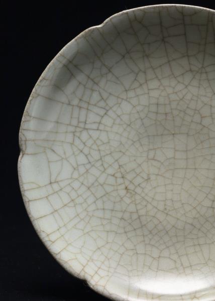 哥窯青瓷葵口碟