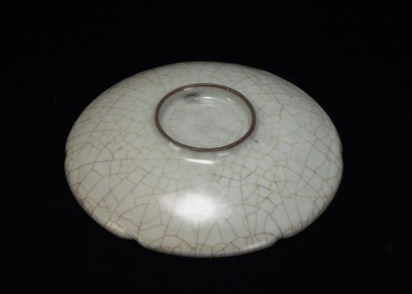 哥窯青瓷葵口碟