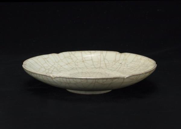 哥窯青瓷葵口碟