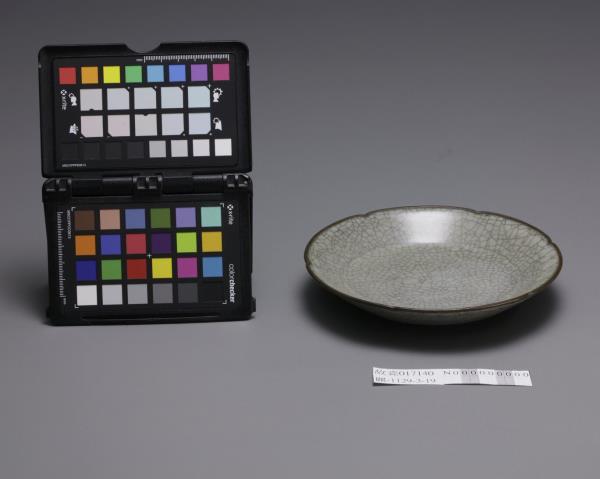 哥窯青瓷葵口碟