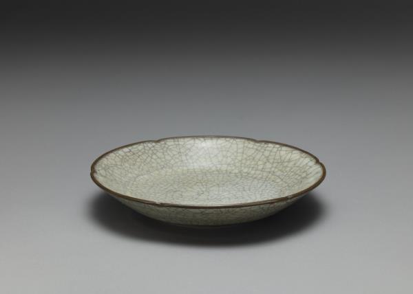 哥窯青瓷葵口碟