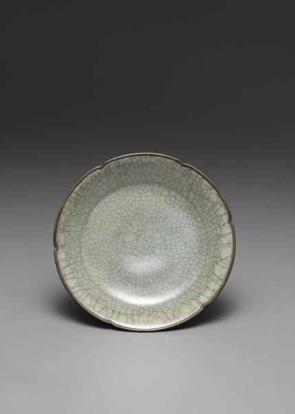 哥窯青瓷葵口碟