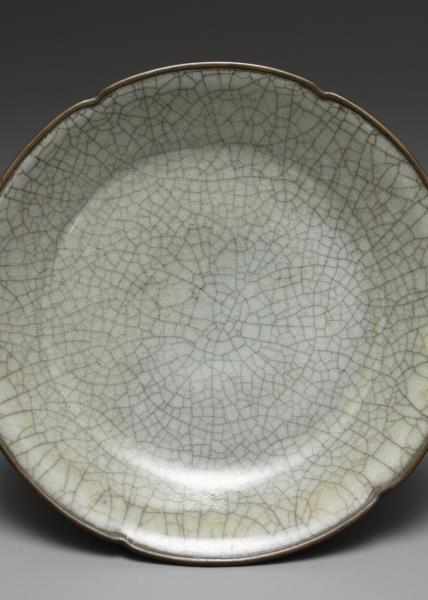 哥窯青瓷葵口碟