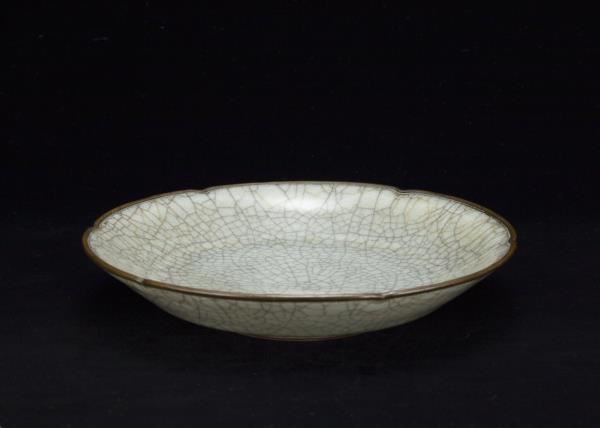 哥窯青瓷葵口碟