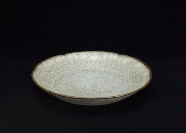 哥窯青瓷葵口碟