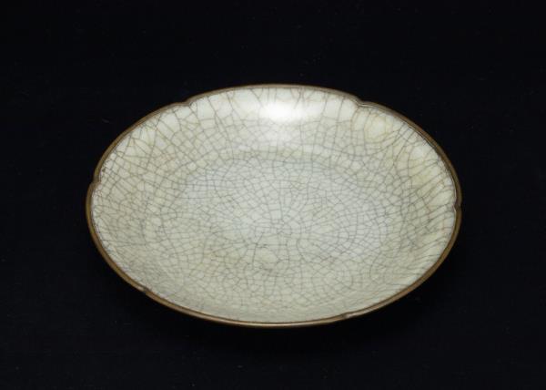 哥窯青瓷葵口碟