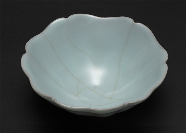 青瓷葵花式碗