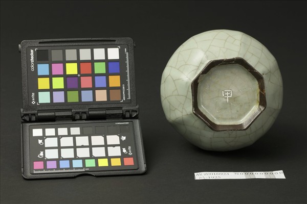 官窯 青瓷八方弦紋盤口瓶