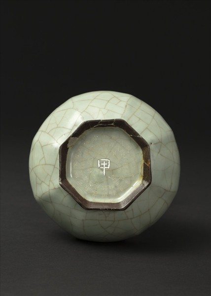 官窯 青瓷八方弦紋盤口瓶