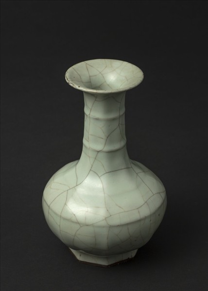 官窯 青瓷八方弦紋盤口瓶