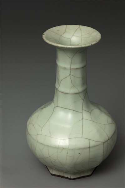 官窯 青瓷八方弦紋盤口瓶