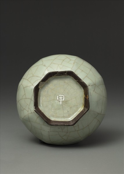 官窯 青瓷八方弦紋盤口瓶