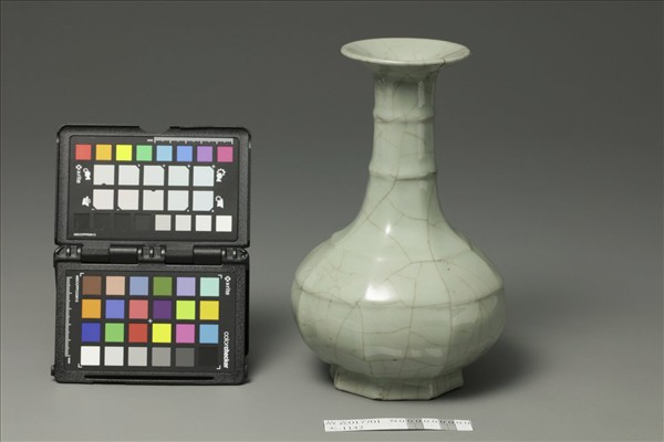 官窯 青瓷八方弦紋盤口瓶