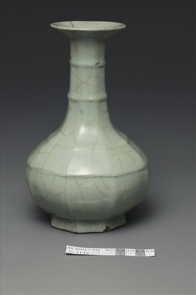 官窯 青瓷八方弦紋盤口瓶