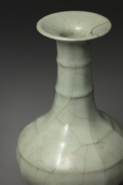 官窯 青瓷八方弦紋盤口瓶