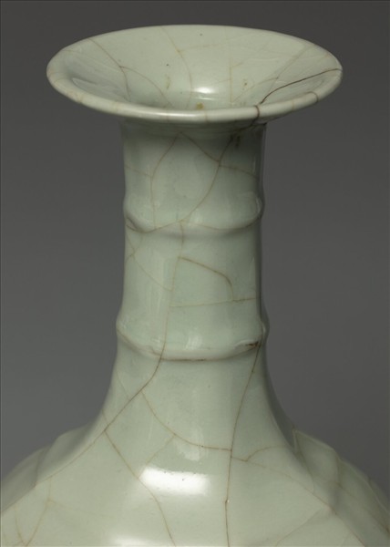 官窯 青瓷八方弦紋盤口瓶