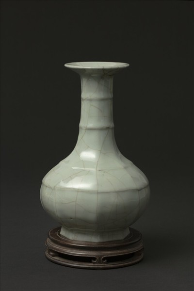 官窯 青瓷八方弦紋盤口瓶