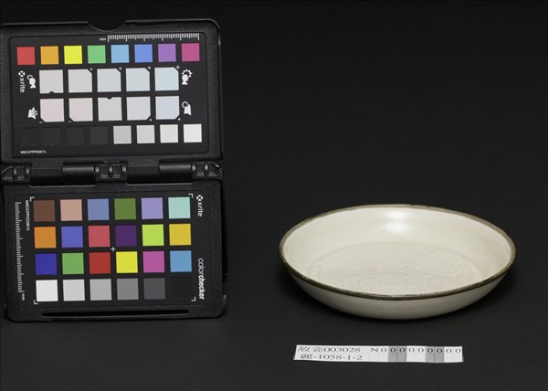 定窯 白瓷劃花牡丹紋碟