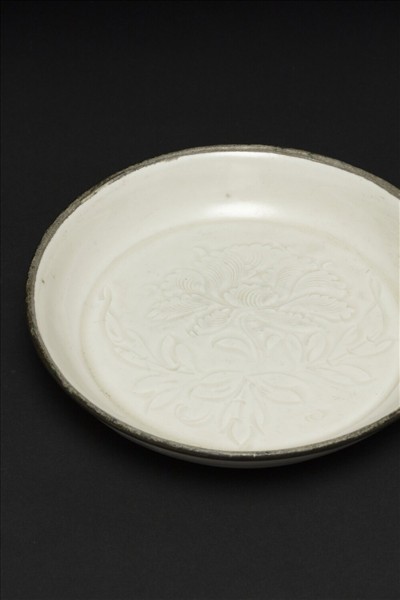 定窯 白瓷劃花牡丹紋碟
