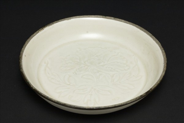 定窯 白瓷劃花牡丹紋碟