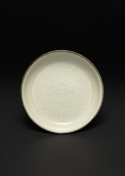 定窯 白瓷劃花牡丹紋碟